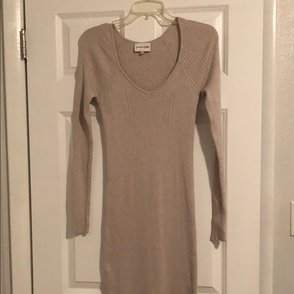 Women’s Light Ribbed V-Neck Long Sleeve Bodycon Dress NWOT